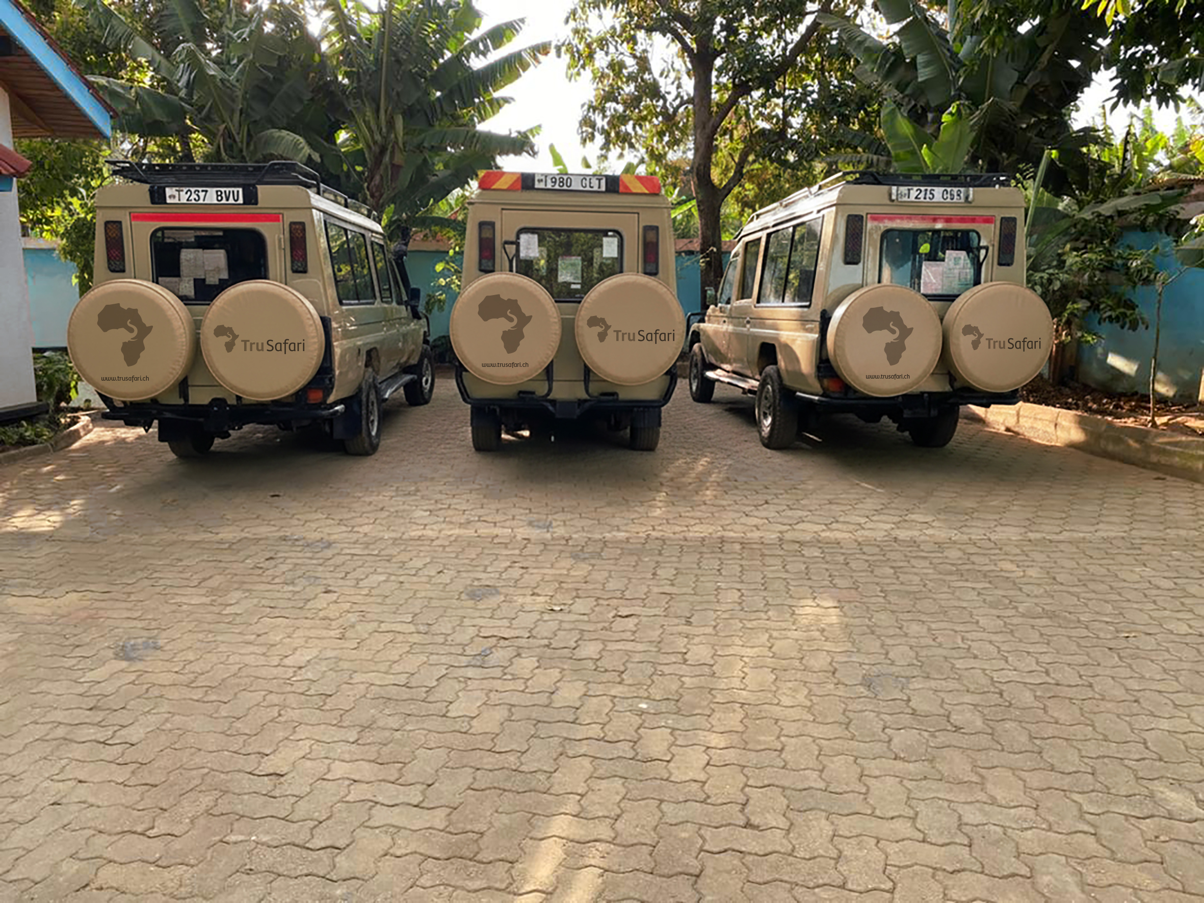 3 Land Cruiser mit dem Logo von Tru Safari